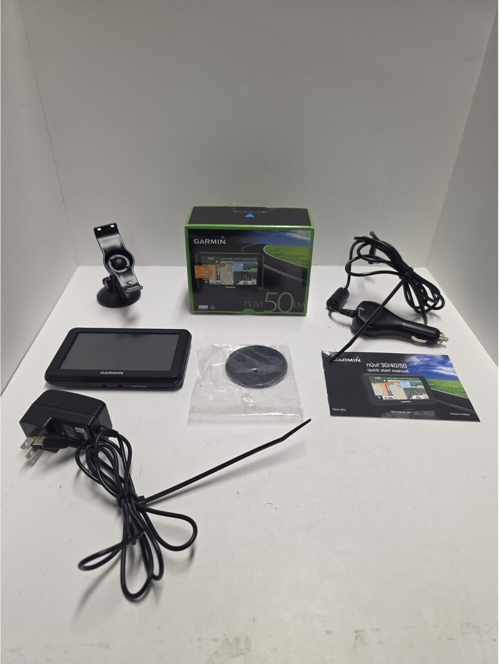 GARMIN Auto GPS Nuvi 50LM 5" LCD Bundle w/cord, mount
